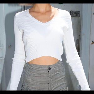 Brandy Melville// Milena Sweater Crop Top 🤍⚡️